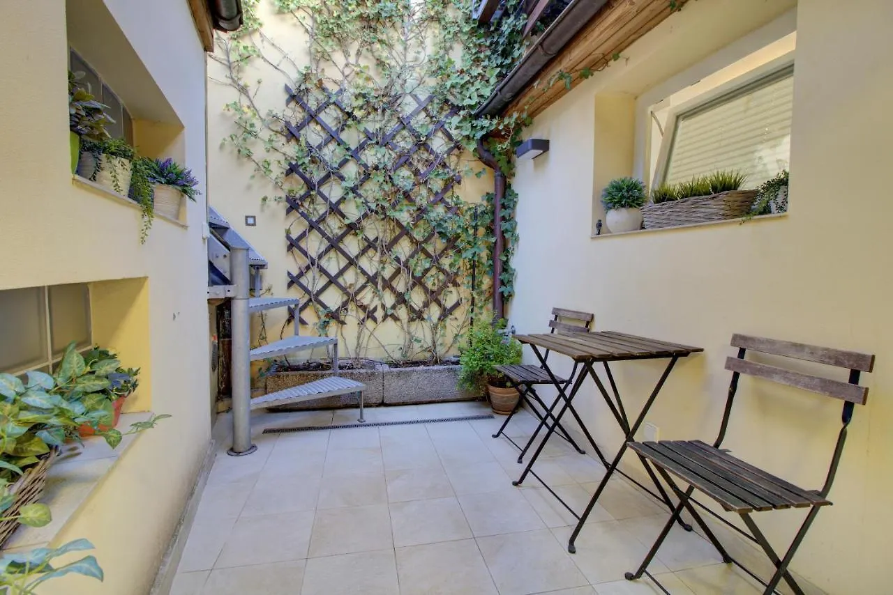 Agnes - Apartments Praga